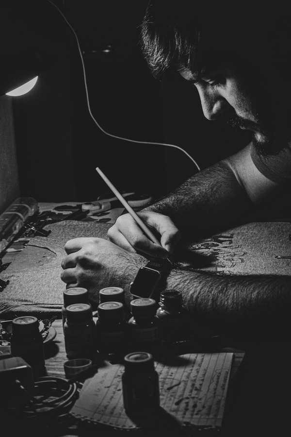 Retrato del artista detrás de Boceteando
